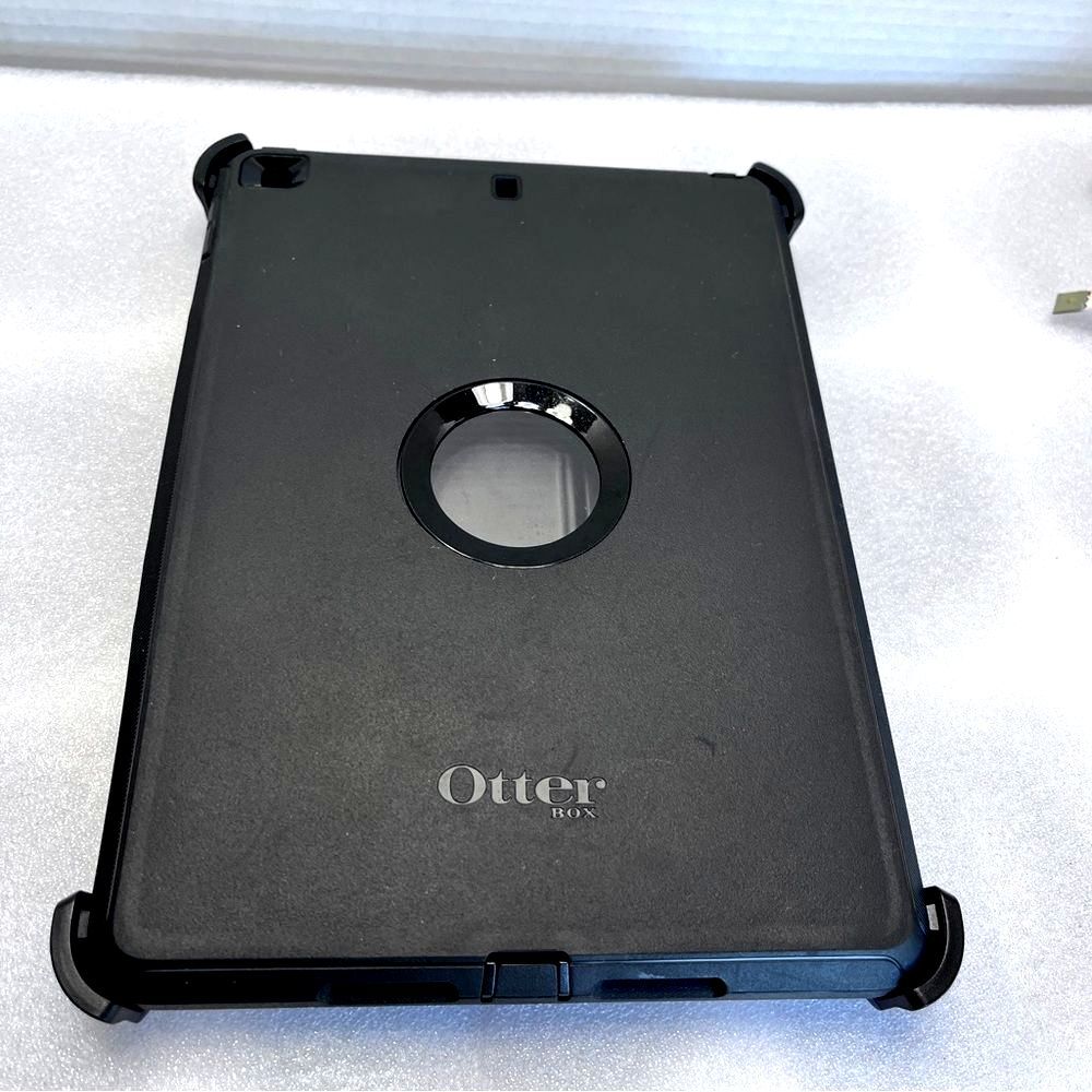 Otter Box Defender 10” Black case for IPad 7-9